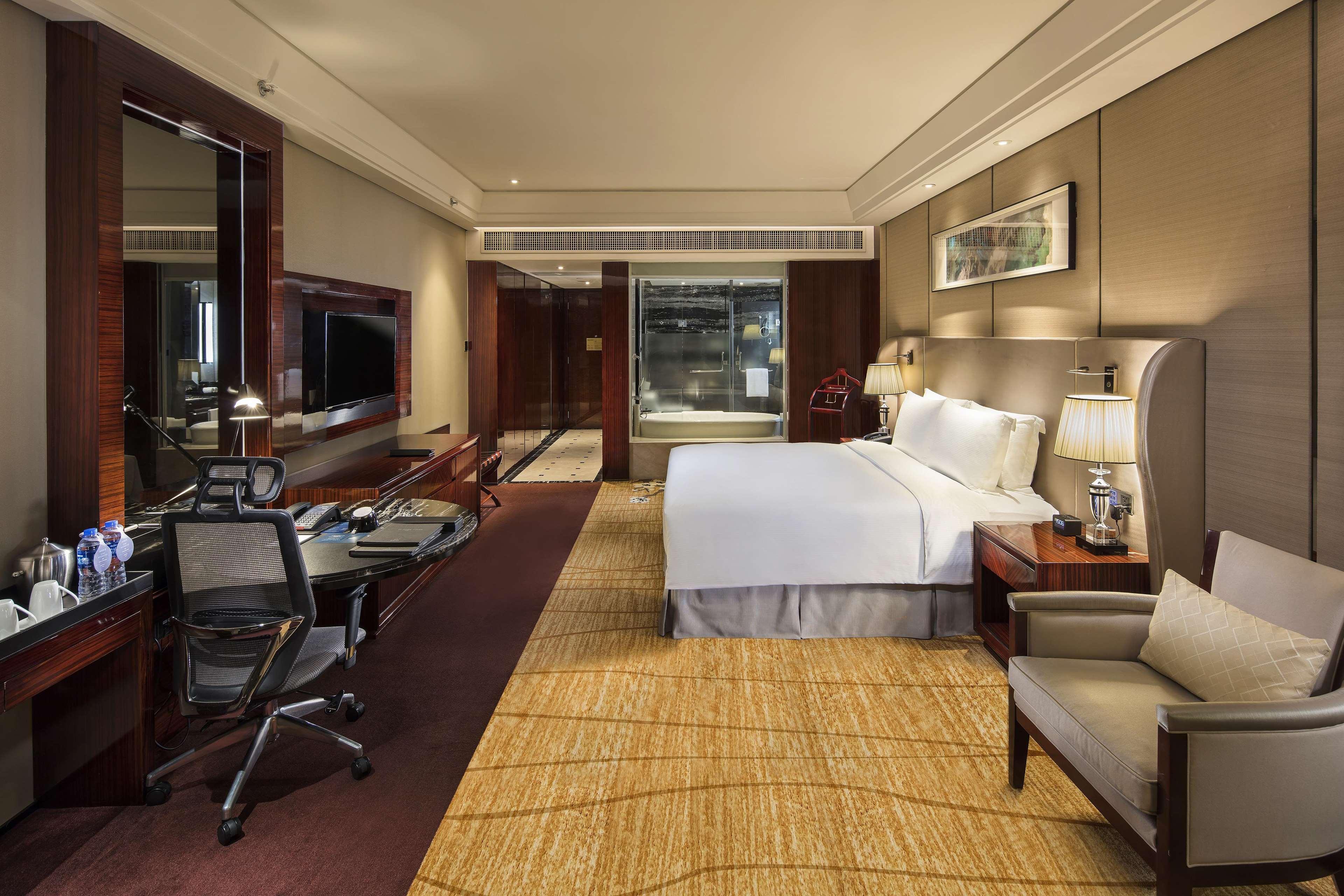 Hilton Foshan - Visit The Lobby Aquarium Exterior photo