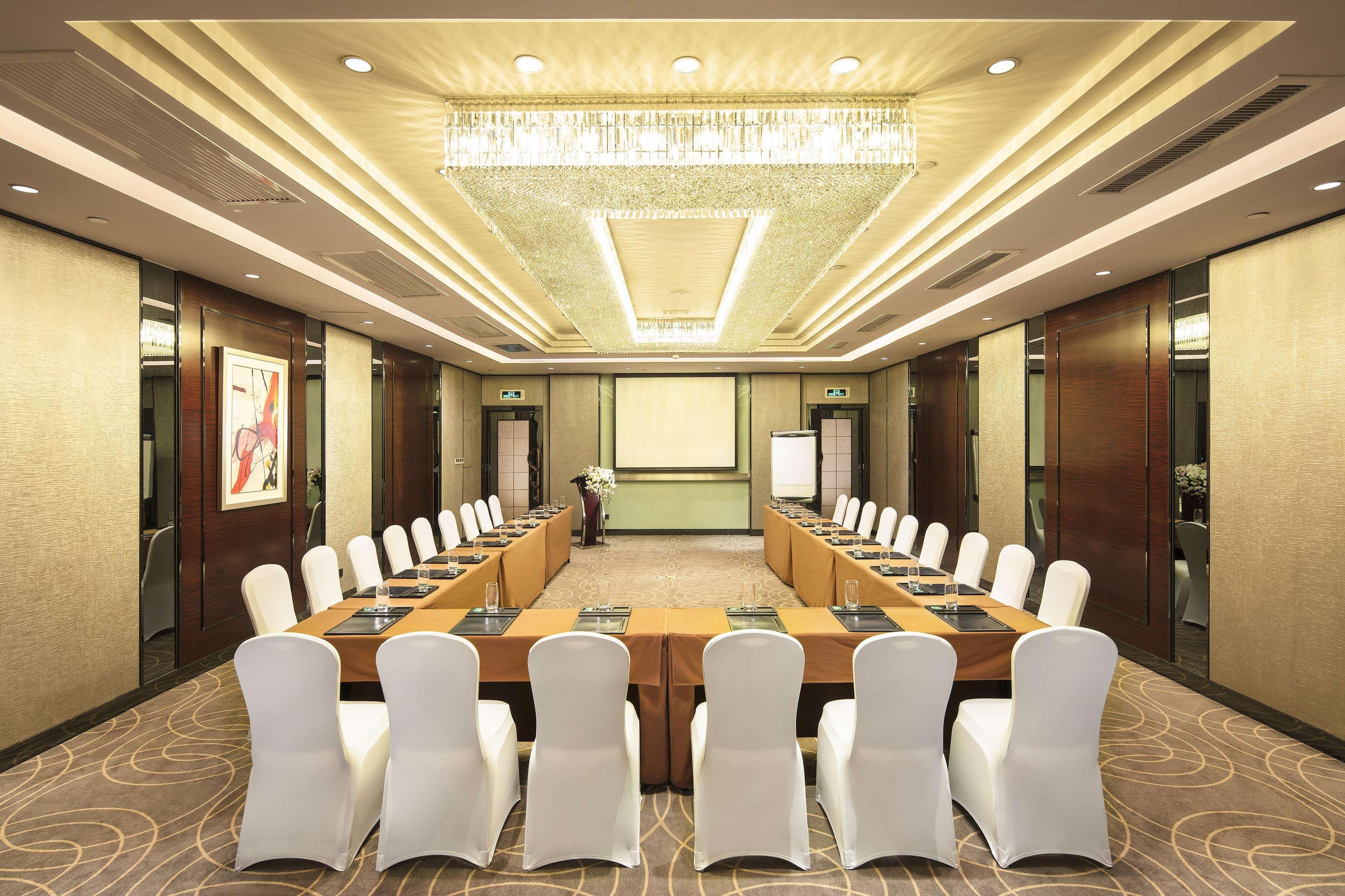 Hilton Foshan - Visit The Lobby Aquarium Exterior photo