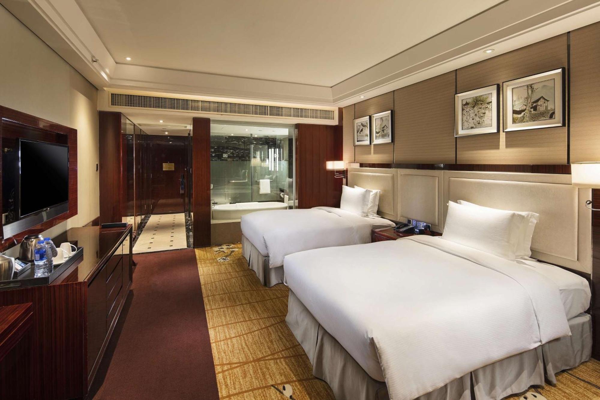 Hilton Foshan - Visit The Lobby Aquarium Exterior photo